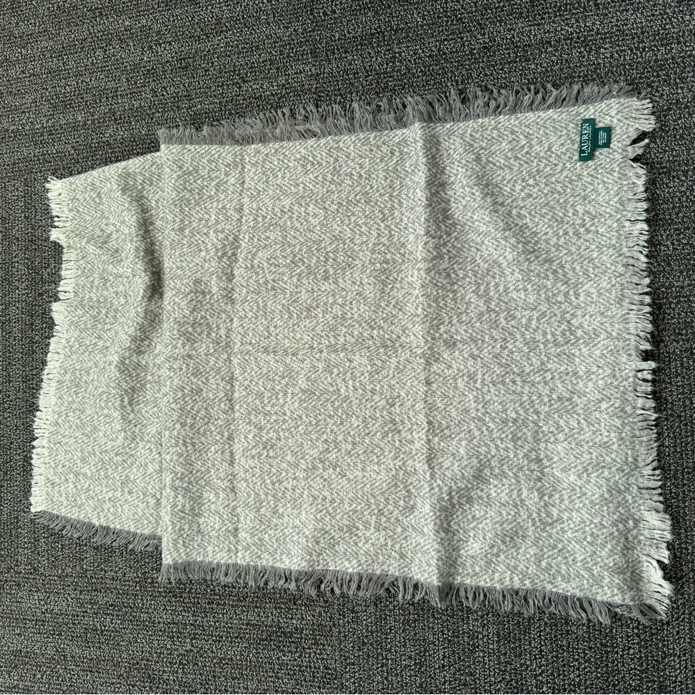 Lauren Ralph Lauren Scarf 100 % Acrylic Warm, Soft, Comfy Gray - Picture 4 of 5